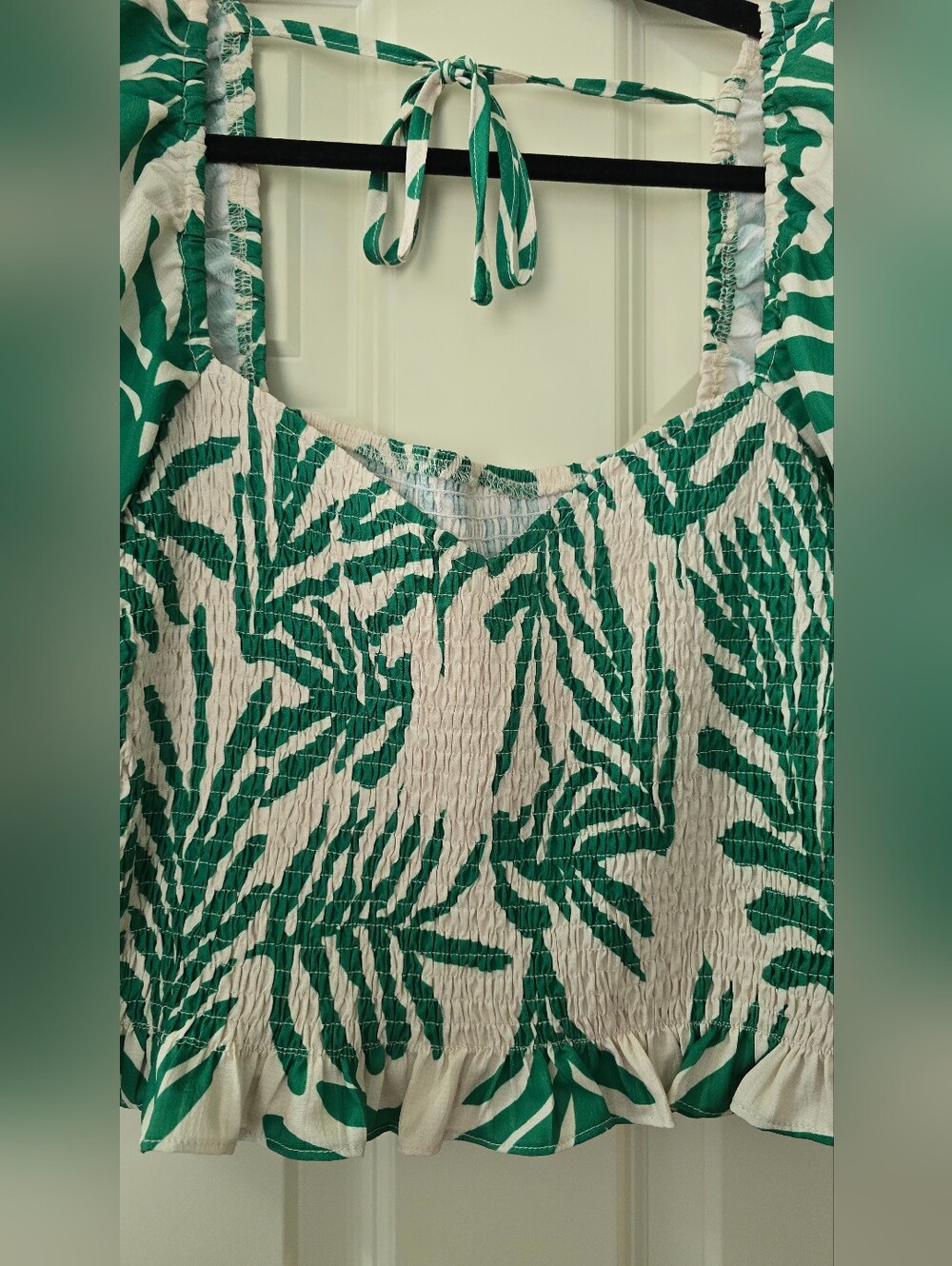 Leaf-Print Tropical Crop Top - Picture 3 of 4